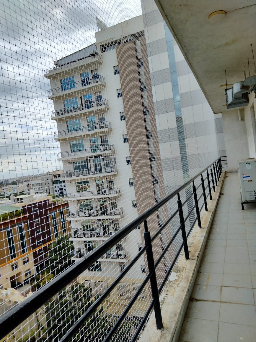 Balcony safety net installation
