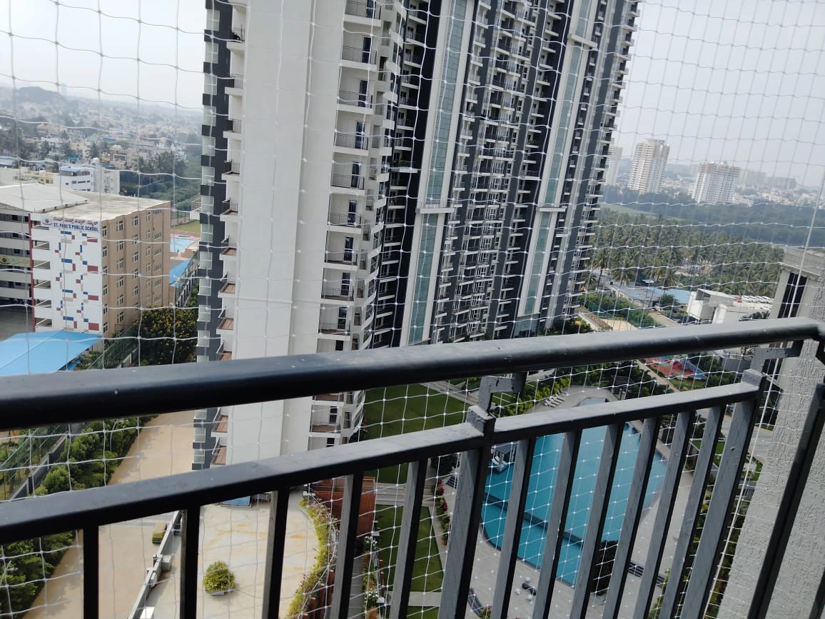 Pet safety net for apartment balcony