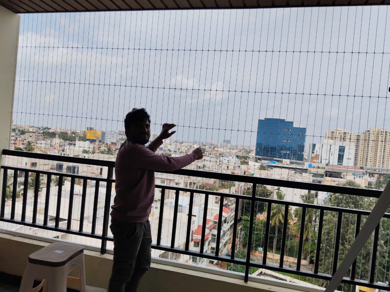 Swimming pool safety netting